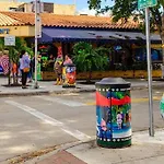 Migue\'S Tiny Miami Alcove